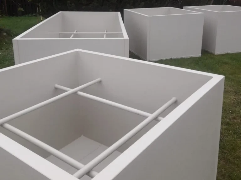 Plastmasas akumulācijas tvertnes izgatavotas no strukturētas plastikāta loksnēm, kas noder baseiniem un attīrīšanas tvertnēm